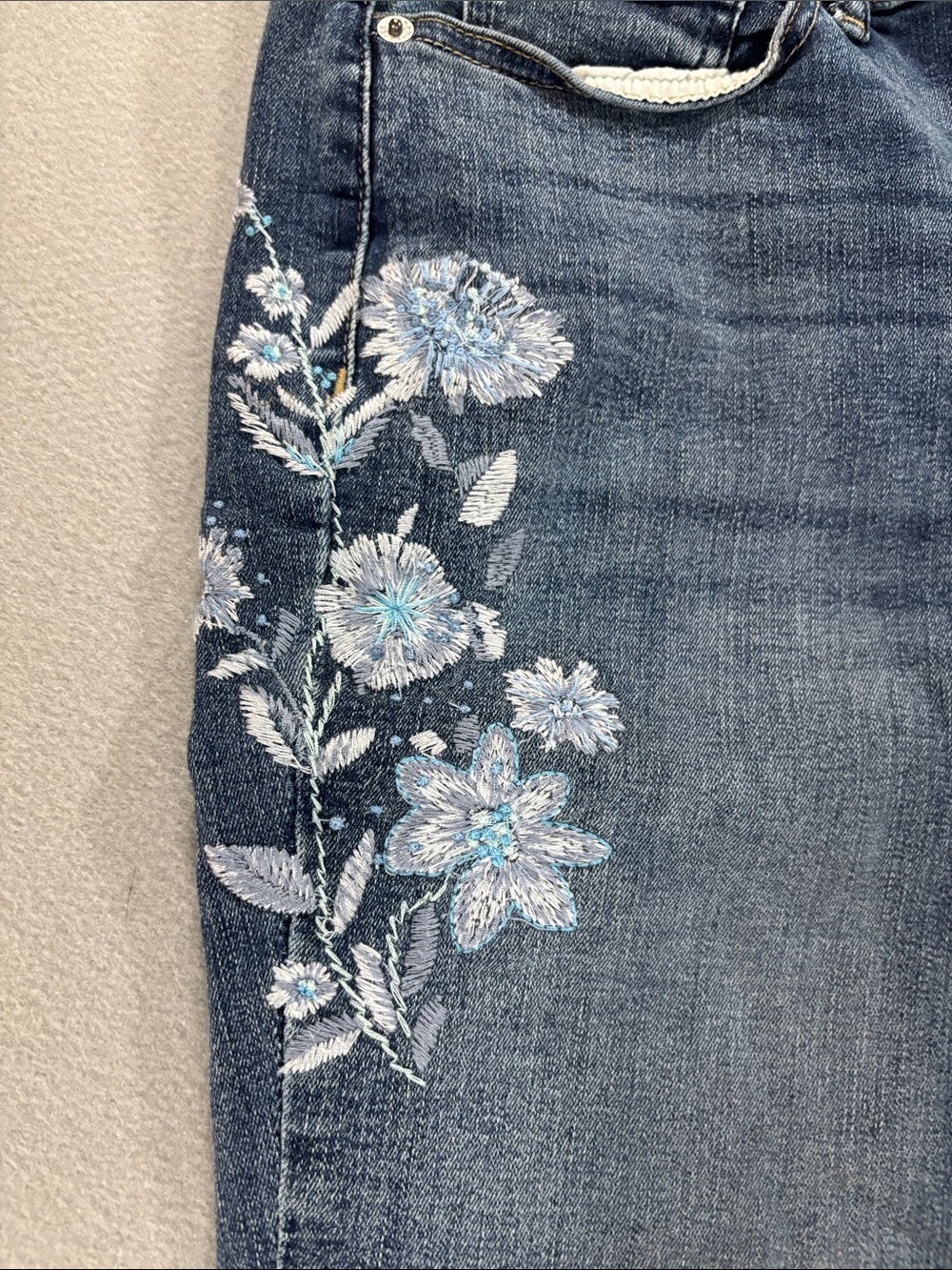 Lucky Brand Blue Flare Jeans with Light Floral Embroidery 10/30 - Picture 8 of 9